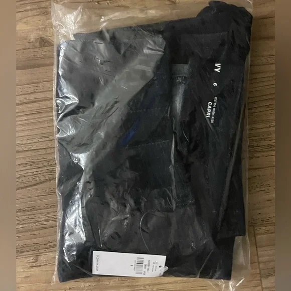 NEW…Old Navy Extra High-Waisted Polished Pixie Capri Pants - Picture 4 of 4